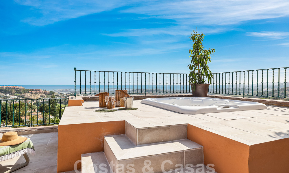 Lujoso ático dúplex con impresionantes vistas al mar en venta en el valle del golf de Nueva Andalucía, Marbella 54640