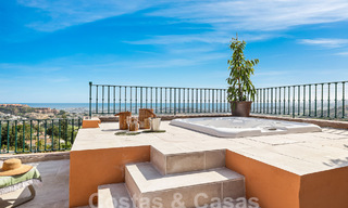 Lujoso ático dúplex con impresionantes vistas al mar en venta en el valle del golf de Nueva Andalucía, Marbella 54640 