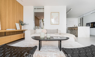 Lujoso apartamento en venta con acogedora terraza, piscina privada y vistas al mar en Nueva Andalucia, Marbella 54950 