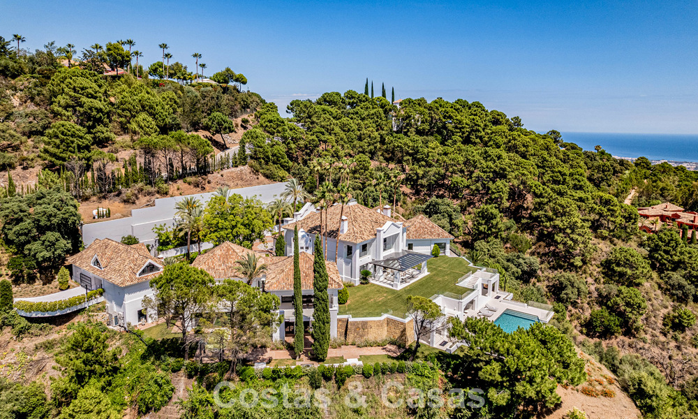 Villa de lujo en venta con vistas al mar, situada en la exuberante vegetación del exclusivo campo de golf La Zagaleta, Marbella - Benahavis 54055