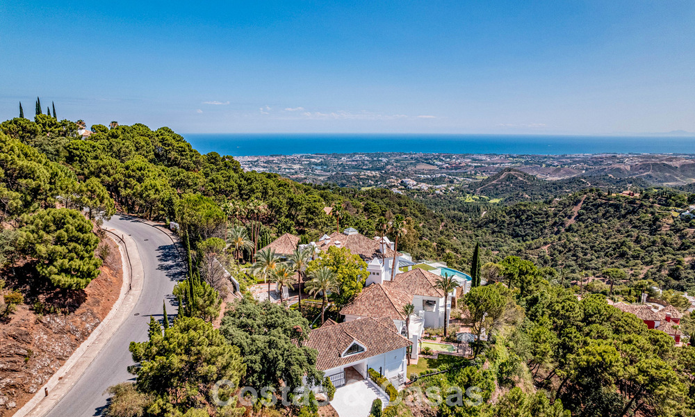 Villa de lujo en venta con vistas al mar, situada en la exuberante vegetación del exclusivo campo de golf La Zagaleta, Marbella - Benahavis 54056