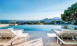 Villa de lujo en venta con vistas al mar, situada en la exuberante vegetación del exclusivo campo de golf La Zagaleta, Marbella - Benahavis 54079 