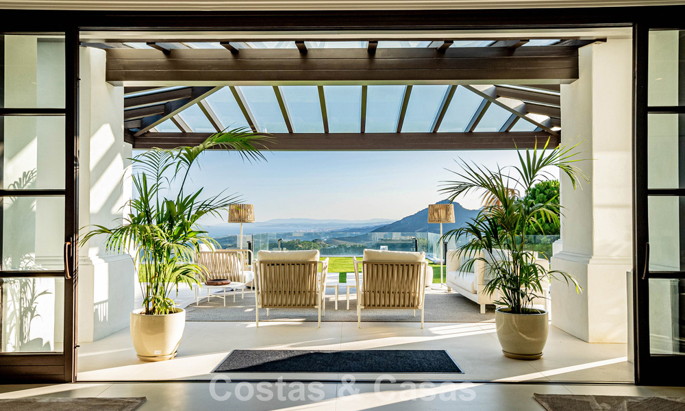 Villa de lujo en venta con vistas al mar, situada en la exuberante vegetación del exclusivo campo de golf La Zagaleta, Marbella - Benahavis 54090