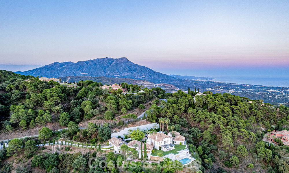 Villa de lujo en venta con vistas al mar, situada en la exuberante vegetación del exclusivo campo de golf La Zagaleta, Marbella - Benahavis 54100