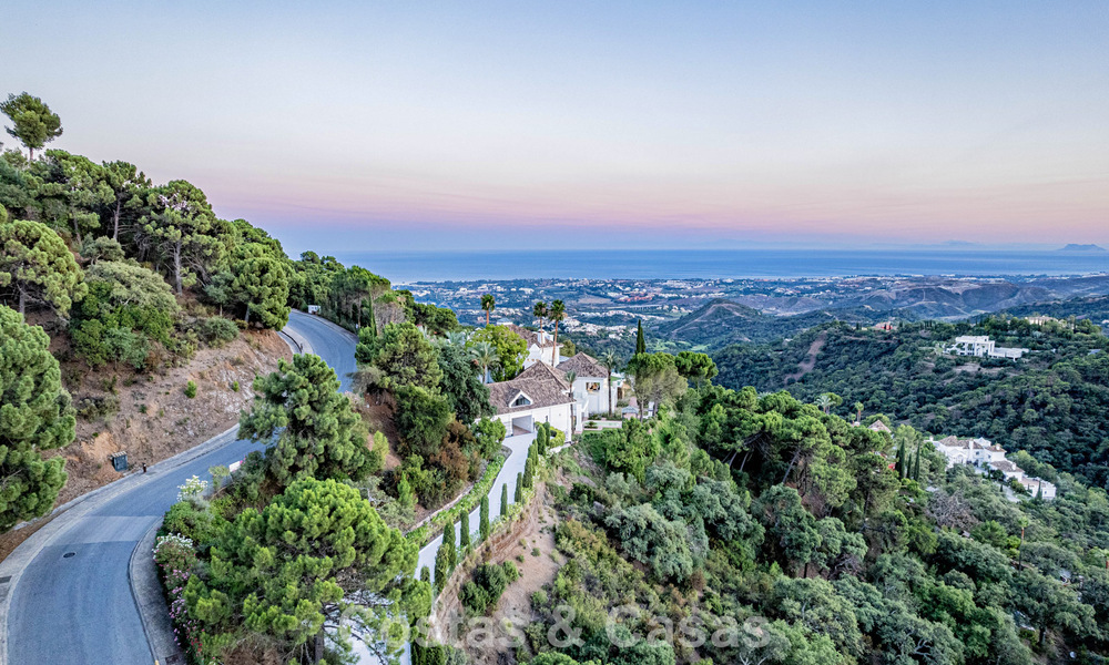 Villa de lujo en venta con vistas al mar, situada en la exuberante vegetación del exclusivo campo de golf La Zagaleta, Marbella - Benahavis 54101