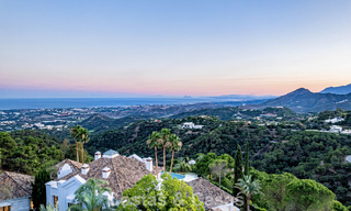 Villa de lujo en venta con vistas al mar, situada en la exuberante vegetación del exclusivo campo de golf La Zagaleta, Marbella - Benahavis 54103 