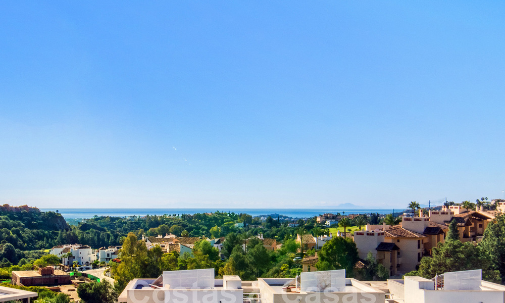 Apartamento en venta listo para entrar a vivir con amplias vistas al valle y al mar en la exclusiva Marbella - Benahavis 55018