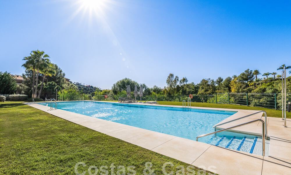 Apartamento en venta listo para entrar a vivir con amplias vistas al valle y al mar en la exclusiva Marbella - Benahavis 55020
