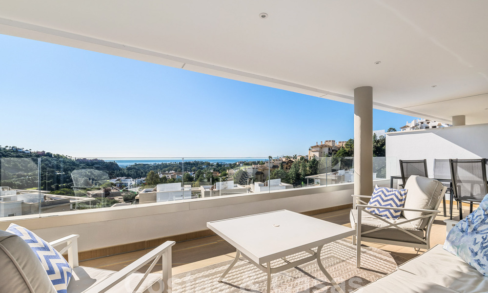 Apartamento en venta listo para entrar a vivir con amplias vistas al valle y al mar en la exclusiva Marbella - Benahavis 55021