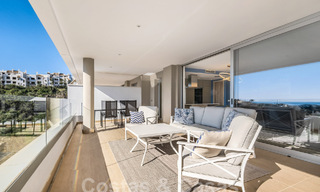 Apartamento en venta listo para entrar a vivir con amplias vistas al valle y al mar en la exclusiva Marbella - Benahavis 55022 