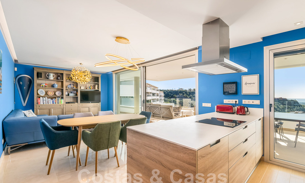 Apartamento en venta listo para entrar a vivir con amplias vistas al valle y al mar en la exclusiva Marbella - Benahavis 55023