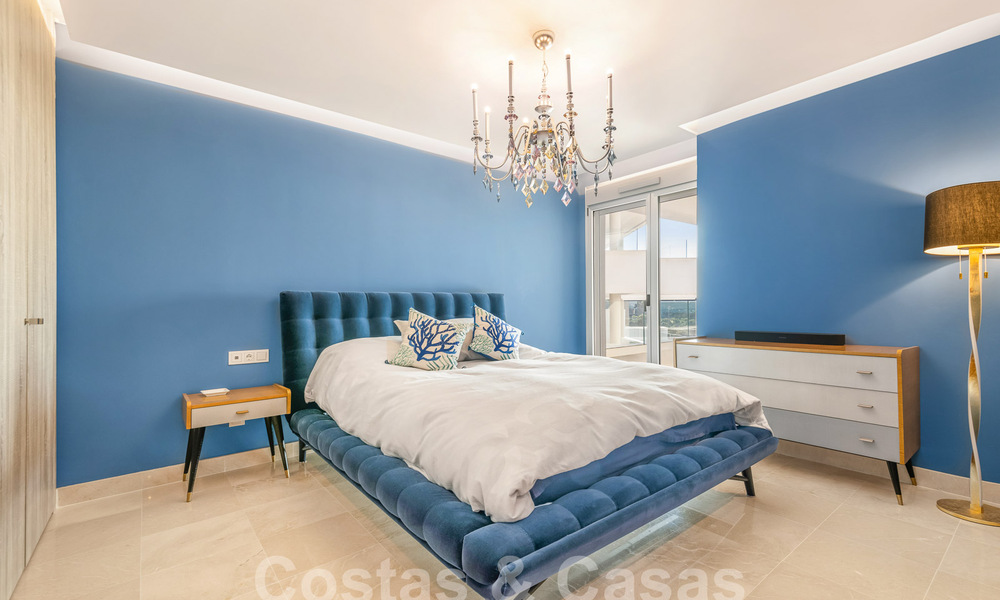Apartamento en venta listo para entrar a vivir con amplias vistas al valle y al mar en la exclusiva Marbella - Benahavis 55025