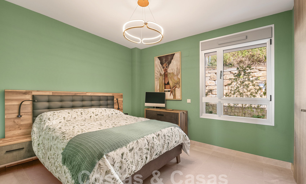 Apartamento en venta listo para entrar a vivir con amplias vistas al valle y al mar en la exclusiva Marbella - Benahavis 55028