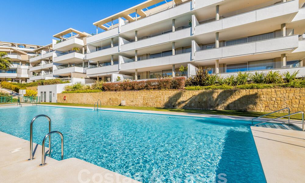 Apartamento en venta listo para entrar a vivir con amplias vistas al valle y al mar en la exclusiva Marbella - Benahavis 55033