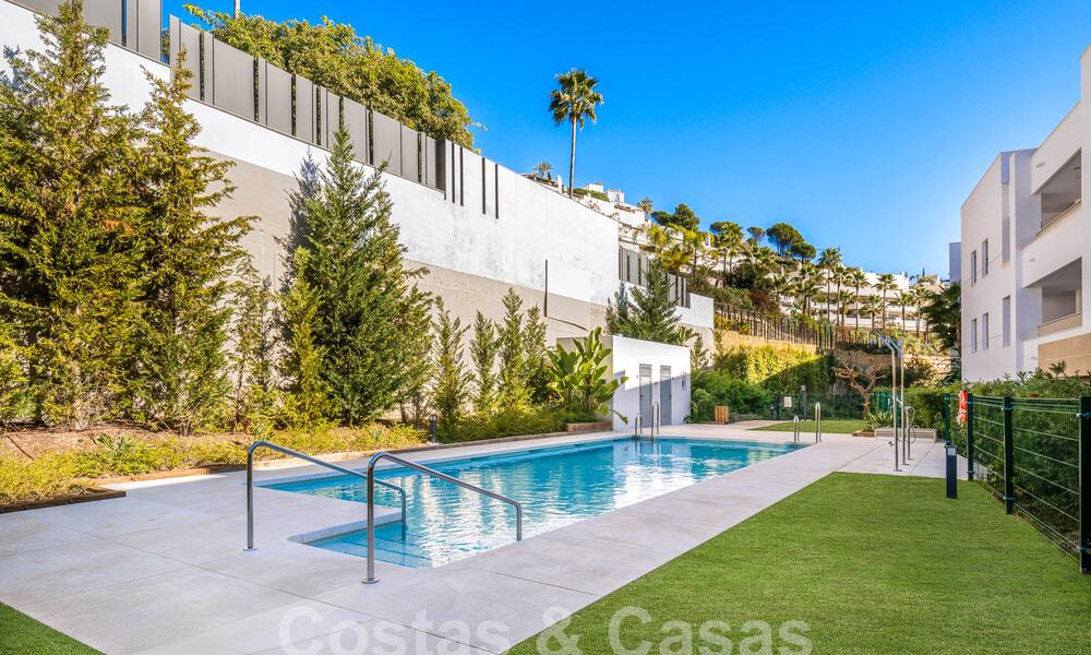 Apartamento en venta listo para entrar a vivir con amplias vistas al valle y al mar en la exclusiva Marbella - Benahavis 55034
