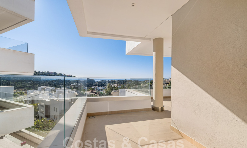 Apartamento en venta listo para entrar a vivir con amplias vistas al valle y al mar en la exclusiva Marbella - Benahavis 55035