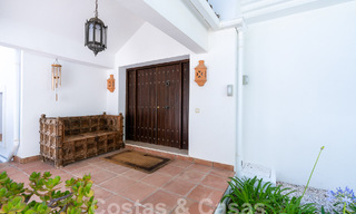 Villa de lujo independiente de estilo clásico español en venta con sublimes vistas al mar en Marbella - Benahavis 55131 