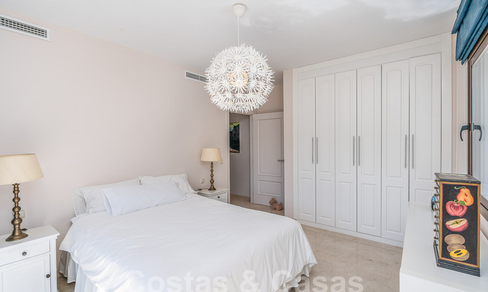 Villa de lujo independiente de estilo clásico español en venta con sublimes vistas al mar en Marbella - Benahavis 55140