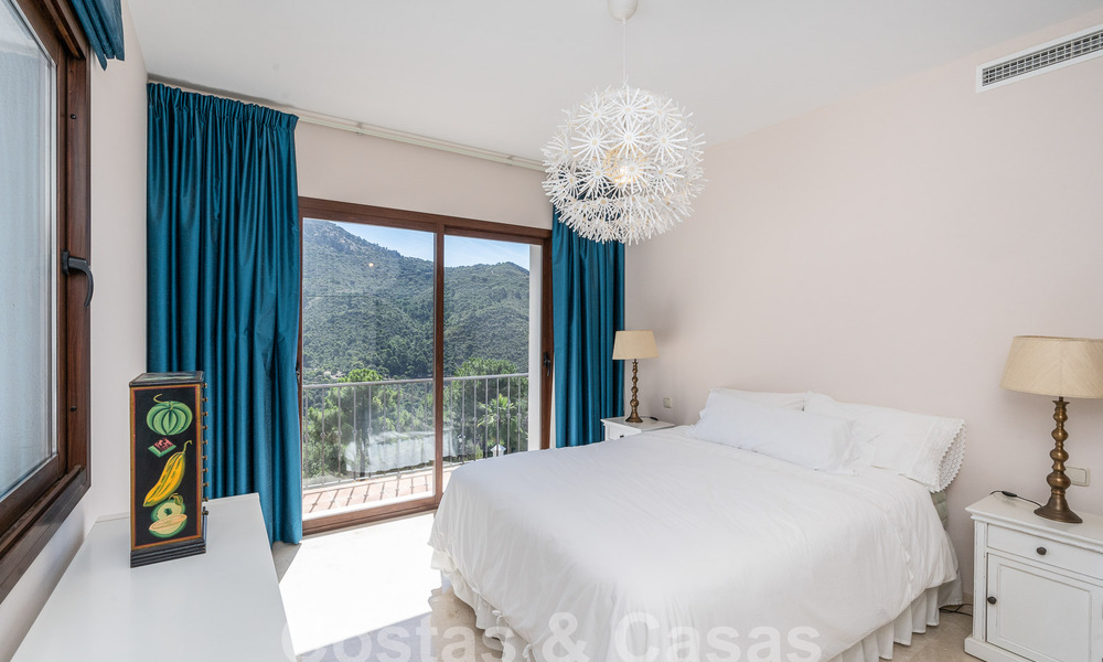 Villa de lujo independiente de estilo clásico español en venta con sublimes vistas al mar en Marbella - Benahavis 55141