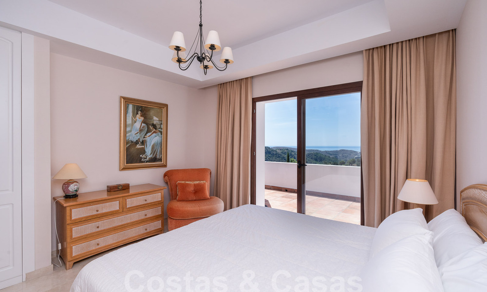 Villa de lujo independiente de estilo clásico español en venta con sublimes vistas al mar en Marbella - Benahavis 55154