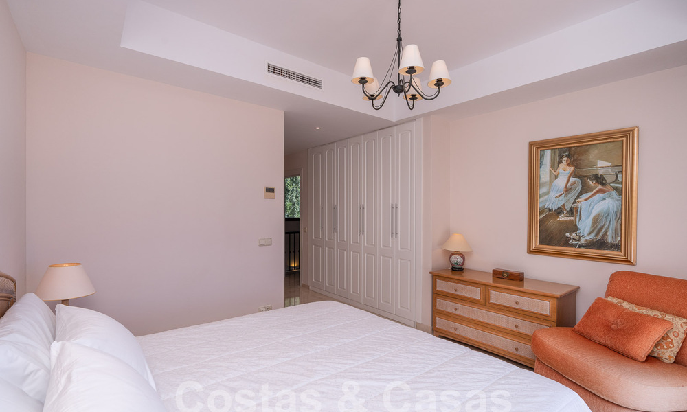 Villa de lujo independiente de estilo clásico español en venta con sublimes vistas al mar en Marbella - Benahavis 55155