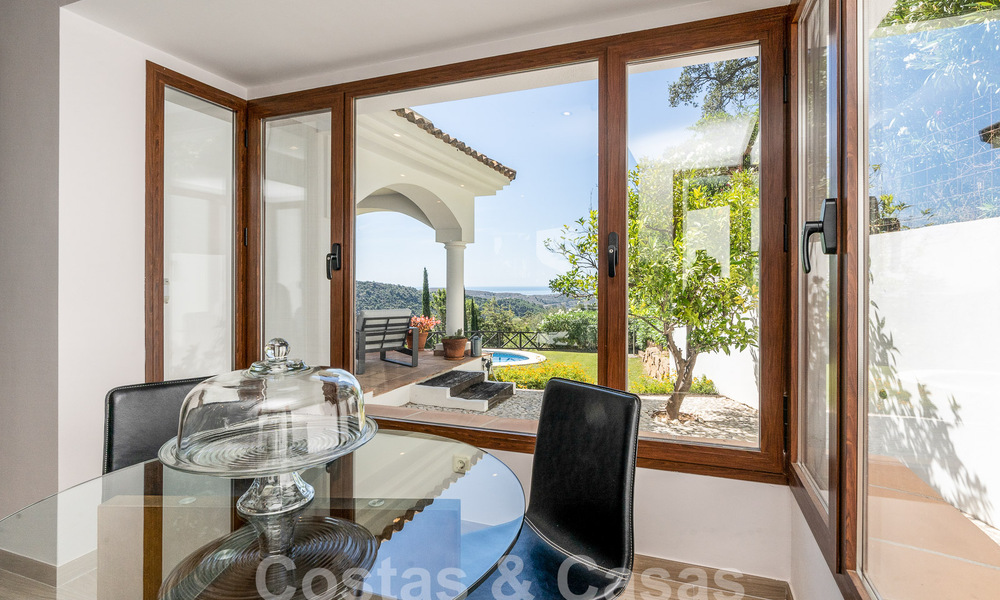 Villa de lujo independiente de estilo clásico español en venta con sublimes vistas al mar en Marbella - Benahavis 55162