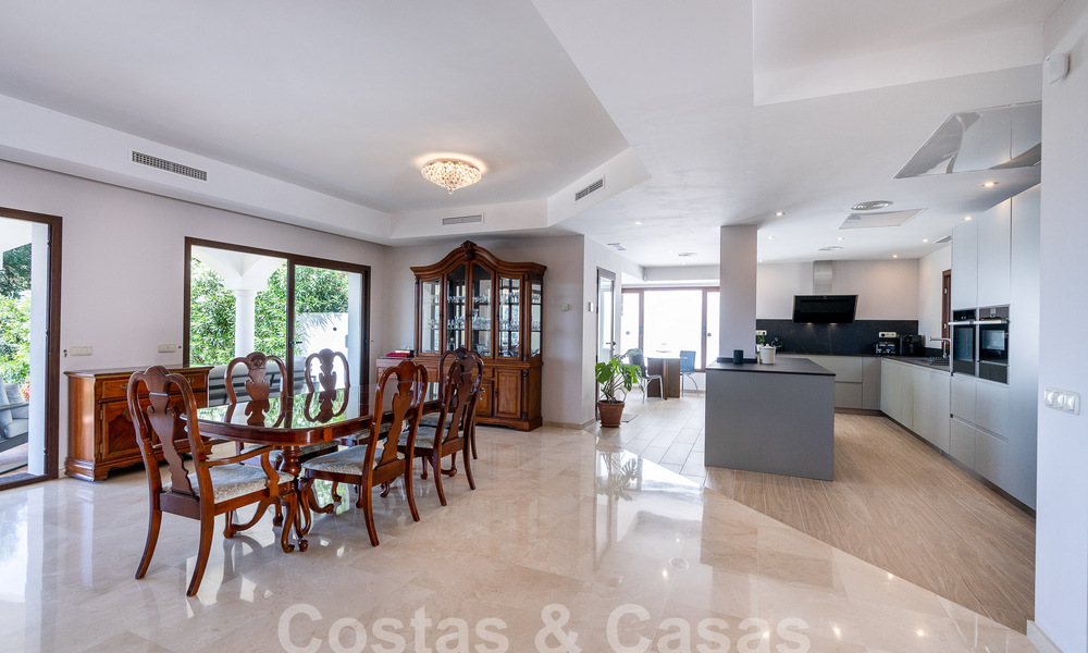 Villa de lujo independiente de estilo clásico español en venta con sublimes vistas al mar en Marbella - Benahavis 55164