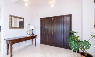 Villa de lujo independiente de estilo clásico español en venta con sublimes vistas al mar en Marbella - Benahavis 55165 