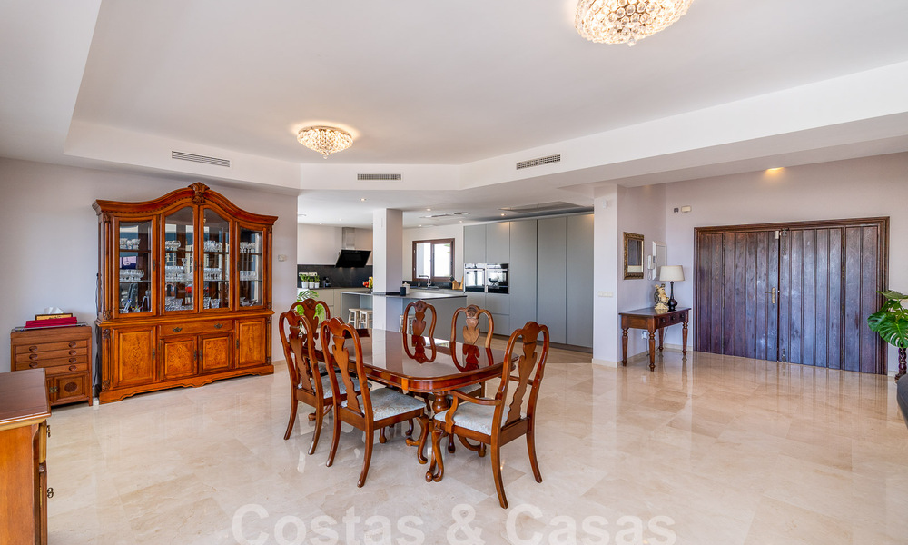 Villa de lujo independiente de estilo clásico español en venta con sublimes vistas al mar en Marbella - Benahavis 55166