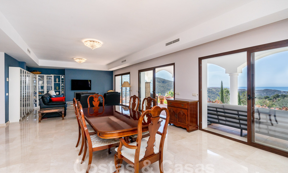 Villa de lujo independiente de estilo clásico español en venta con sublimes vistas al mar en Marbella - Benahavis 55170