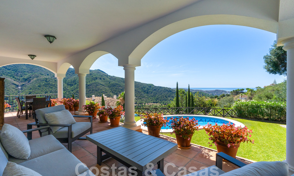 Villa de lujo independiente de estilo clásico español en venta con sublimes vistas al mar en Marbella - Benahavis 55173