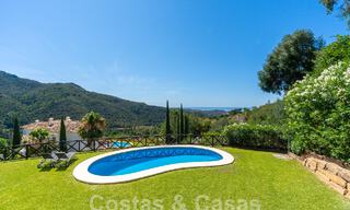 Villa de lujo independiente de estilo clásico español en venta con sublimes vistas al mar en Marbella - Benahavis 55174 