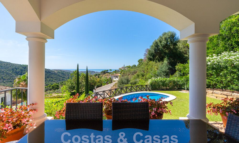 Villa de lujo independiente de estilo clásico español en venta con sublimes vistas al mar en Marbella - Benahavis 55175