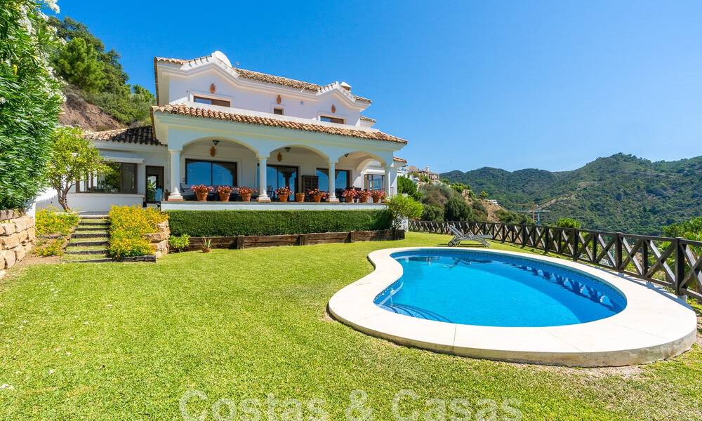 Villa de lujo independiente de estilo clásico español en venta con sublimes vistas al mar en Marbella - Benahavis 55179