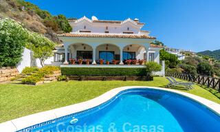 Villa de lujo independiente de estilo clásico español en venta con sublimes vistas al mar en Marbella - Benahavis 55180 