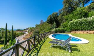 Villa de lujo independiente de estilo clásico español en venta con sublimes vistas al mar en Marbella - Benahavis 55181 