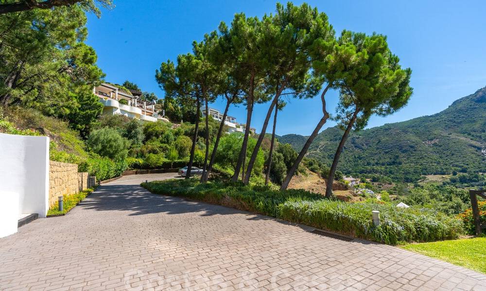 Villa de lujo independiente de estilo clásico español en venta con sublimes vistas al mar en Marbella - Benahavis 55182