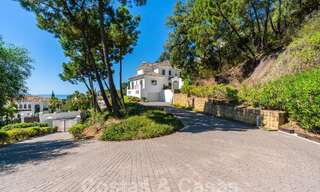 Villa de lujo independiente de estilo clásico español en venta con sublimes vistas al mar en Marbella - Benahavis 55183 