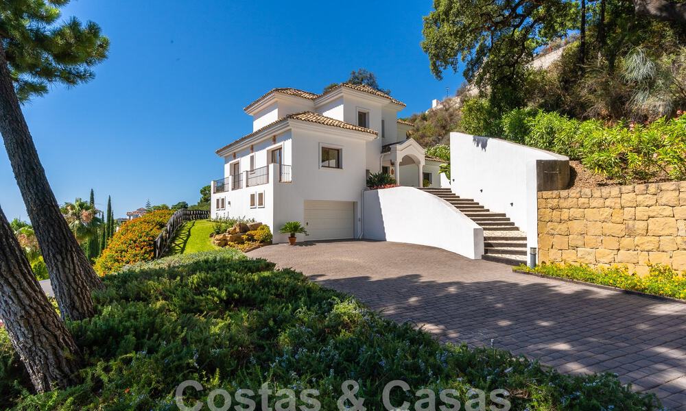 Villa de lujo independiente de estilo clásico español en venta con sublimes vistas al mar en Marbella - Benahavis 55184
