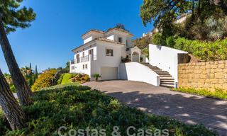 Villa de lujo independiente de estilo clásico español en venta con sublimes vistas al mar en Marbella - Benahavis 55184 