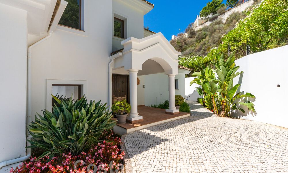 Villa de lujo independiente de estilo clásico español en venta con sublimes vistas al mar en Marbella - Benahavis 55185