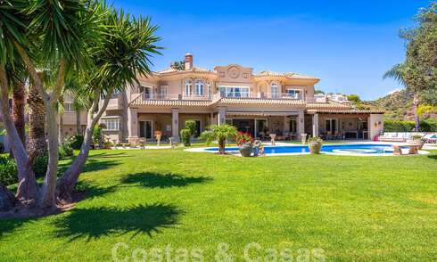 Mansión de lujo de estilo andaluz con vistas al mar en el valle del golf de Nueva Andalucía, Marbella 55650