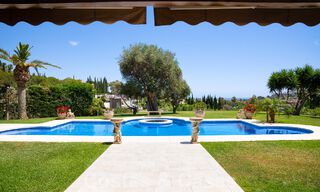 Mansión de lujo de estilo andaluz con vistas al mar en el valle del golf de Nueva Andalucía, Marbella 55661 