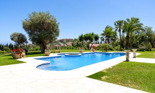 Mansión de lujo de estilo andaluz con vistas al mar en el valle del golf de Nueva Andalucía, Marbella 55668 