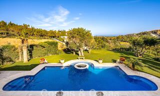 Mansión de lujo de estilo andaluz con vistas al mar en el valle del golf de Nueva Andalucía, Marbella 55674 