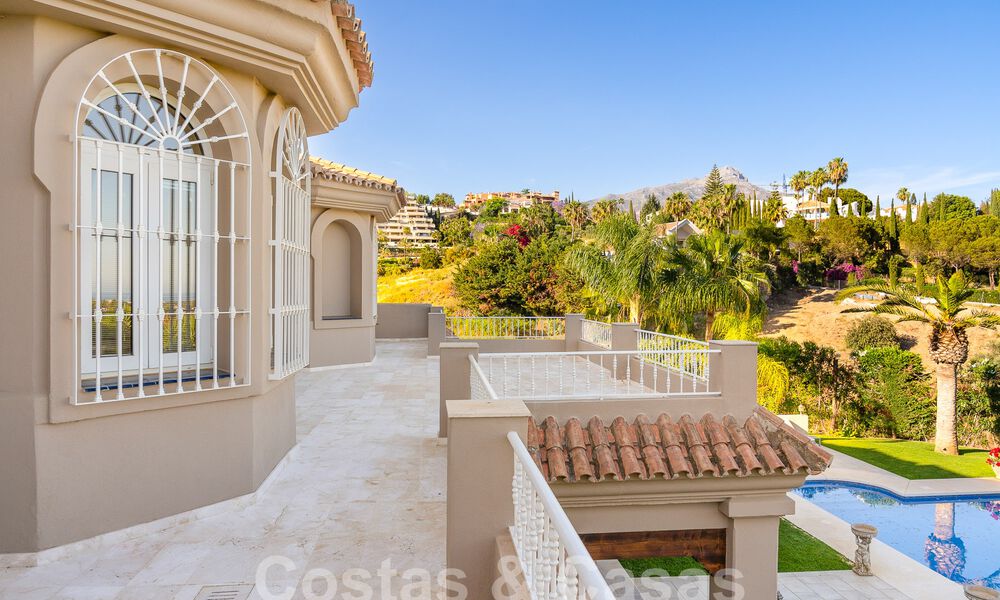 Mansión de lujo de estilo andaluz con vistas al mar en el valle del golf de Nueva Andalucía, Marbella 55677
