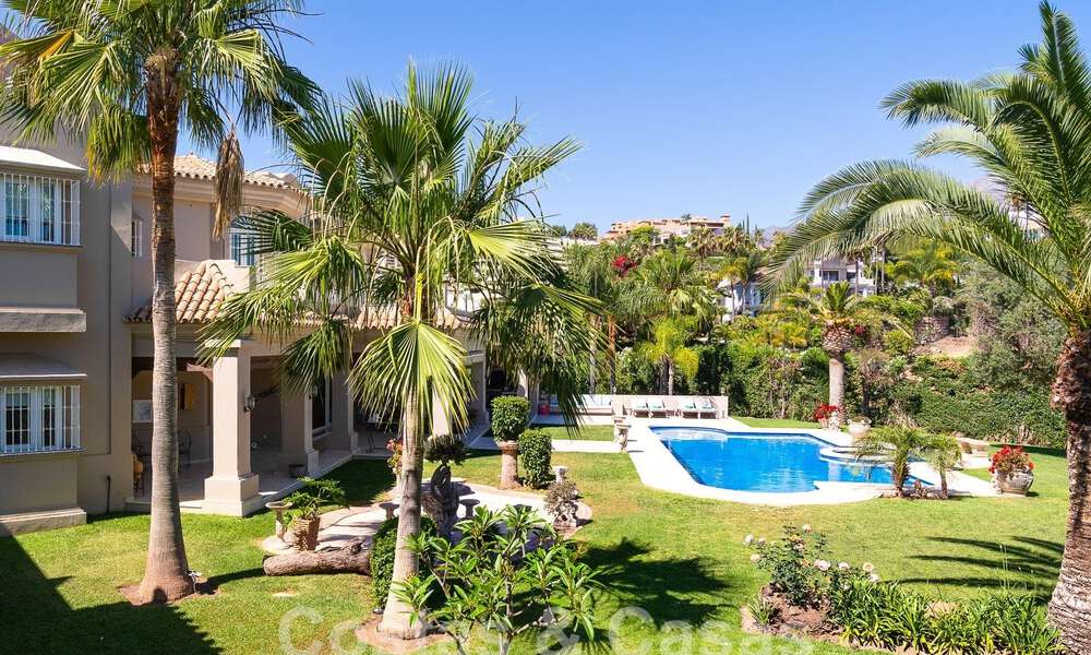 Mansión de lujo de estilo andaluz con vistas al mar en el valle del golf de Nueva Andalucía, Marbella 55716