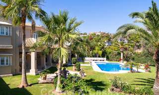 Mansión de lujo de estilo andaluz con vistas al mar en el valle del golf de Nueva Andalucía, Marbella 55716 