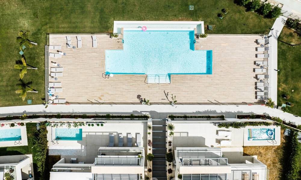 Lujoso y moderno apartamento en planta baja en venta con piscina privada y vistas al mar, en Marbella - Benahavis 55638
