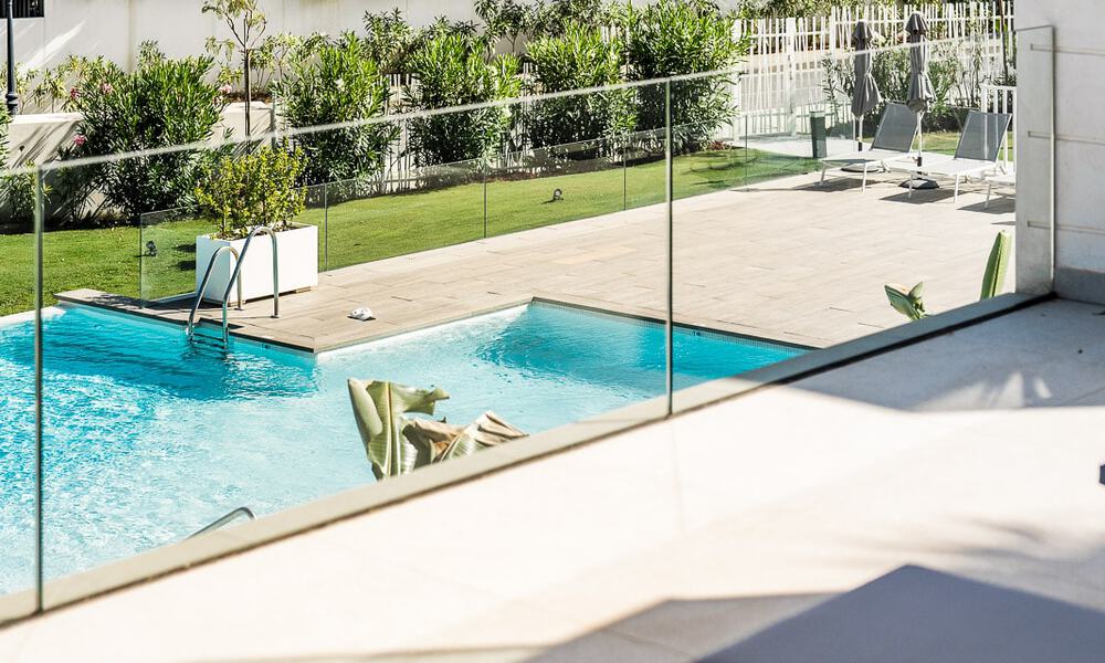 Lujoso y moderno apartamento en planta baja en venta con piscina privada y vistas al mar, en Marbella - Benahavis 55643
